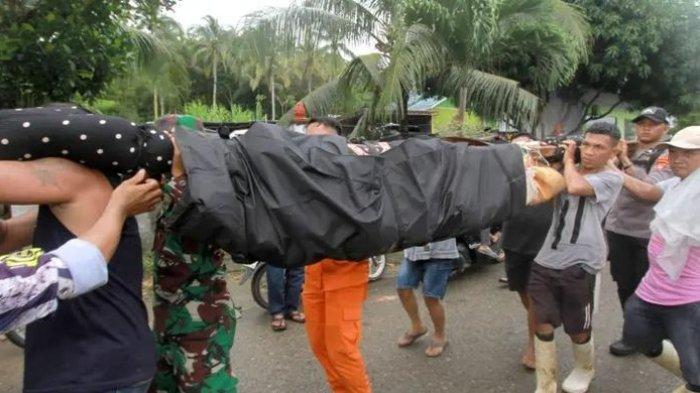 Petugas SAR Gabungan saat proses pencarian korban akibat tanah longsor di kawasan pertambangan emas tradisional di Desa Tulabolo, Kabupaten Bone Bolango, Provinsi Gorontalo.