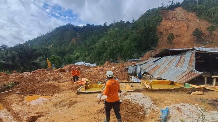 Petugas SAR Gabungan saat proses pencarian korban akibat tanah longsor di kawasan pertambangan emas tradisional di Desa Tulabolo, Kabupaten Bone Bolango, Provinsi Gorontalo.