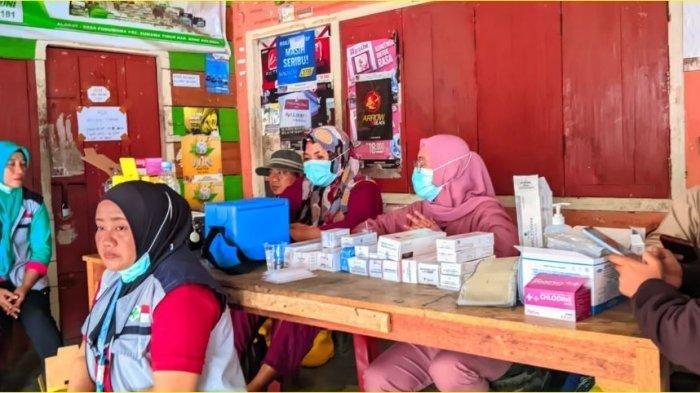 Petugas kesehatan di kawasan posko utama SAR, di Desa Tulobalo, Kecamatan Suwawa Timur, Kabupaten Bone Bolango, Provinsi Gorontalo