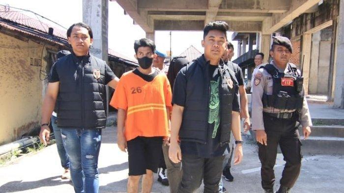 Petugas menggiring tersangka pasangan suami istri penipuan emas di Balikpapan, Sabtu (29/7/2023). Sang istri yang berinisial FB (31) dikabarkan tengah mengandung 6 bulan.