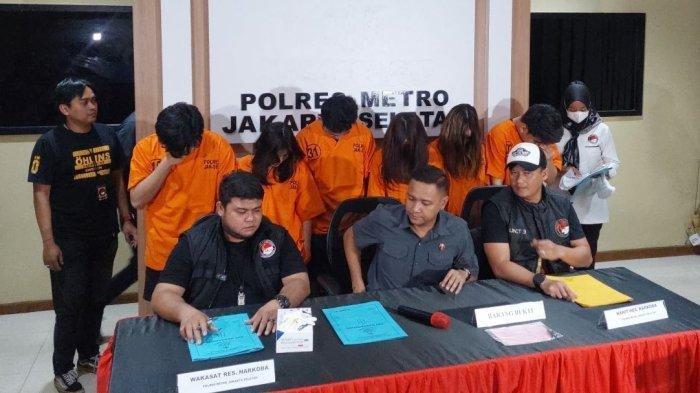 Petugas menunjukkan barang bukti dan enam selebgram yang menjadi tersangka kasus penyalahgunaan narkoba, termasuk Chandrika Chika, dalam jumpa pers di Mapolres Metro Jakarta Selatan, Selasa (23/4/2024). Keenam selebgram itu sebelumnya ditangkap petugas saat pesta narkoba di hotel Jakarta Selatan, Senin 22/4/2024) malam.