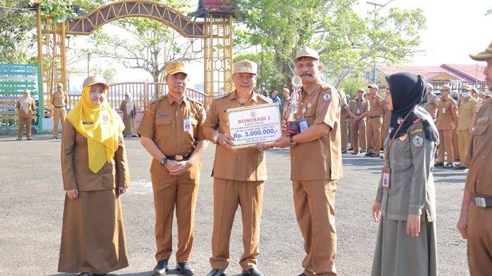 Pj Bupati Barito Kuala Mujiyat menyerahkan hadiah bagi SKPD dan Camat yang melaksanakan aplikasi Srikandi dalam pelayanan publik