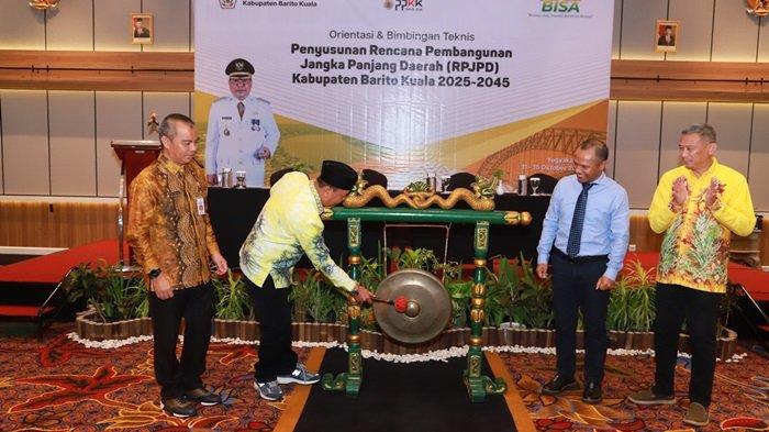 Pj Bupati Batola Mujiyat, S.Sn., M.Pd saat orientasi dan bimtek Penyusunan Rencana Pembangunan Jangka Panjang Daerah.