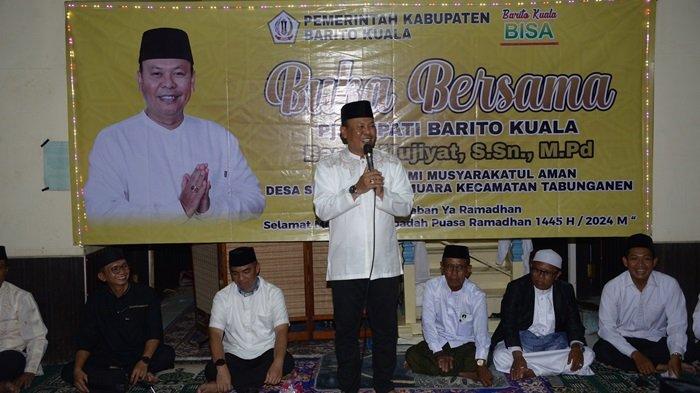 Pj Bupati Batola Mujiyat menyerahkan bantuan berupa uang Rp 25 juta saat safari ramadan di Kecamatan Tabunganen, Kabupaten Batola, Selasa (19/3/2024).