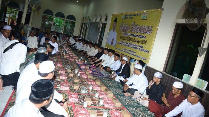 Pj Bupati Batola Mujiyat menyerahkan bantuan berupa uang Rp 25 juta saat safari ramadan di Kecamatan Tabunganen, Kabupaten Batola, Selasa (19/3/2024).