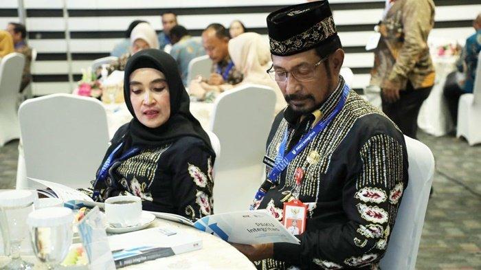 Penjabat (Pj) Bupati Hulu Sungai Utara (HSU), H Zakly Asswan, didampingi Pj Ketua TP PKK HSU Gusti Elvira Riana Dewi Sari, menjadi peserta dalam kegiatan Penguatan Anti Korupsi untuk Penyelenggara Negara Berintegritas atau Paku Integritas digelar Komisi Pemberantasan Korupsi (KPK), Rabu (13/9/2023).