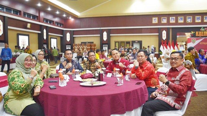 Penjabat Bupati Kapuas, Erlin Hardi (duduk di tengah), saat menghadiri Acara Lepas Sambut Kepala Kejaksaan Tinggi (Kajati) Kalimantan Tengah, bertempat di Aula Jayang Tingang (AJT) Lantai 1, Kantor Gubernur Kalteng, Kamis (2/11/2023) malam.