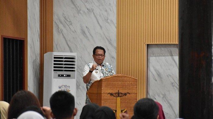 SAMBUTAN : Pj Bupati Kapuas Erlin Hardi menyampaikan sambutan sekaligus membuka Lomba Pemilihan Duta Baca Tingkat SLTA/Sederajat Kabupaten Kapuas Tahun 2024, bertempat di Huma Betang Bukit Ngelangkang, Kamis (13/6).