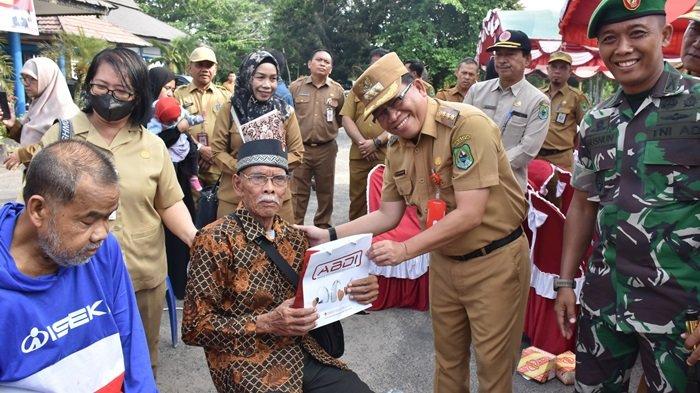 Pj Bupati Kapuas Erlin Hardi menyerahkan Bantuan Sosial Alat Bantu Dengar kepada salah satu masyarakat yang merupakan salah satu Veteran Kabupaten Kapuas, bertempat di Halaman Kantor Bupati Kapuas, Selasa (19/12) pagi