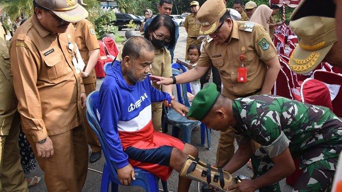 Pj Bupati Kapuas Erlin Hardi menyerahkan Bantuan Sosial Alat Bantu Dengar kepada salah satu masyarakat yang merupakan salah satu Veteran Kabupaten Kapuas, bertempat di Halaman Kantor Bupati Kapuas, Selasa (19/12) pagi