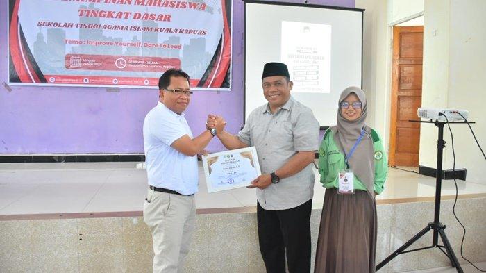Pj Bupati Kapuas Erlin Hardi saat menerima piagam penghargaan sebagai pemateri pada pelatihan kepemimpinan mahasiswa tingkat dasar dengah tema 