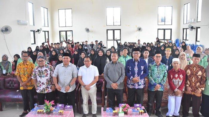 FOTO BERSAMA - Pj Bupati Kapuas Erlin Hardi saat melakukan foto bersama pada pelatihan kepemimpinan mahasiswa tingkat dasar dengah tema 