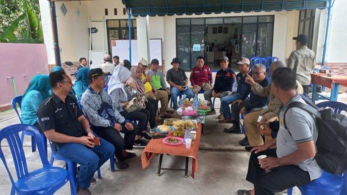 Pj Bupati Tabalong, Hj Hamida Munawarah menyerahkan hasil layanan pembuatan dokumen kependudukan untuk warga Desa Salikung dan Sungai Kumap.