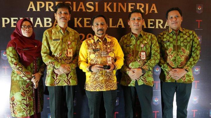 CERIA - Pj Bupati Tala H Syamsir Rahman bersama jajaran tampak ceria usai menerima penghargaan dari Mendagri HM Tito Karnavian, Jumat (30/8/2024) malam.