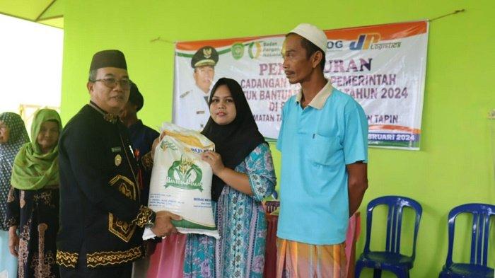 Pj Bupati Tapin, Muhammad Syarifuddin menghadiri penyerahan bantuan Cadangan Pangan Pemerintah untuk 8.154 PKM di Desa Kepayang, Kamis (1/2/2024). 