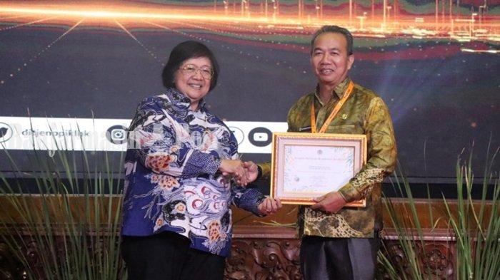Pj Bupati Tapin, Muhammad Syarifuddin saat menerima penghargaan sebagai pembinaan Proklim tingkat Kabupaten tahun 2023 dari Menteri Lingkungan Hidup Siti Nurbaya, Selasa (24_10).