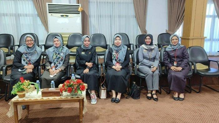 Pj Sekdako Banujarbaru Nurliani mengajak seluruh ibu-ibu pejabat Eselon 2 lingkup Pemko Banjarbaru untuk mengenakan jilbab bermotif bendera Palestina pada Rapat Paripurna perdananya di DPRD Kota Banjarbaru.
