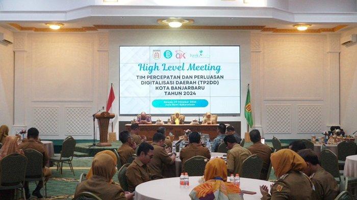 Pjs Wali Kota Banjarbaru Hj Nurliani menghadiri Acara High Level Meeting (HLM) Percepatan dan Perluasan Digitalisasi Daerah (P2DD), bertempat di Aula Gawi Sabarataan Pemerintah Kota Banjarbaru. Selasa (29/10/2024).