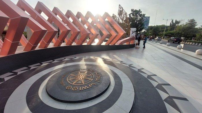 Plakat Bertuliskan Wabul Sawi di Tugu Nol Kilometer Banjarbaru bermakna Wani Baidabul, Sanggup Manggawi.