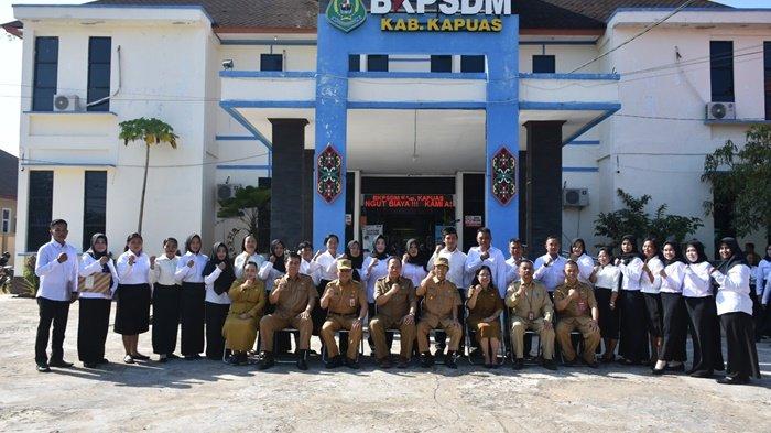 Plt Bupati Kapuas H.M. Nafiah Ibnor didampingi Asisten Administrasi umum Ahmad Muhammad Saribi dan sejumlah Kepala SOPD  saat berfoto bersama dengan para peserta penerima SK di halaman Kantor Badan Kepegawaian dan Pengembangan Sumber Daya Manusia (BKPSDM) Kuala Kapuas, Selasa (1/8/2023) pagi.
 