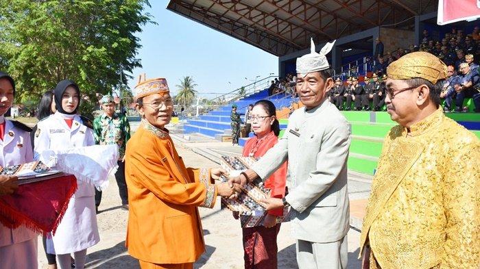 Pelaksana Tugas (Plt) Bupati Kapuas, HM Nafiah Ibnor, foto bersama tamu undangan yang hadir pada peringatan Hari Kemerdekaan Republik Indonesia ke-78, Kamis (17/8/2023).
