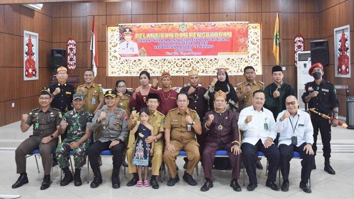 Pelaksana Tugas (Plt) Bupati, HM Nafiah Ibnor,  bersama Asisten I Setda Ilham Anwar, Kepala Dinas DPMD Budi Kurniawan, Ketua Harian Adat Dayak (DAD) Gumer L, Forkopimda, Kepala OPD Pemkab Kapuas, Camat, para Damang Kepala Adat, tokoh agama dan masyarakat, di Aula Bapelitbangda Kabupaten Kapuas, Senin (31/7/2023).