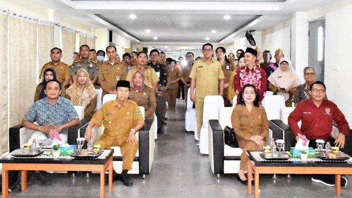Pelaksana Tugas (Plt) Bupati, HM Nafiah Ibnor, bersama Plt Kepala Disbudpora Agusthe, beserta jajaran, anggota Tim Ahli Cagar Buday, Kepala OPD, Camat, Lurah dan para peserta Sosialisasi Cagar Budaya di Kota Kuala Kapuas, Kabupaten, Provinsi Kalimantan Tengah, Senin (26/6/2023).