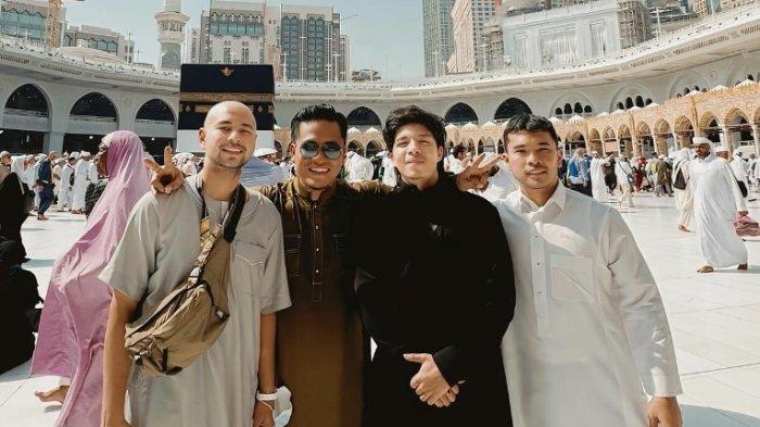 Pose Atta Halilintar bersama Raffi Ahmad dan rekan di depan Ka'bah (Instagram/attahalilintar)
