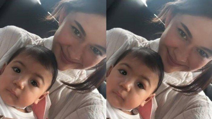 Potret Nana Mirdad bersama bayi yang ditemukannya di dekat rumahnya dulu.