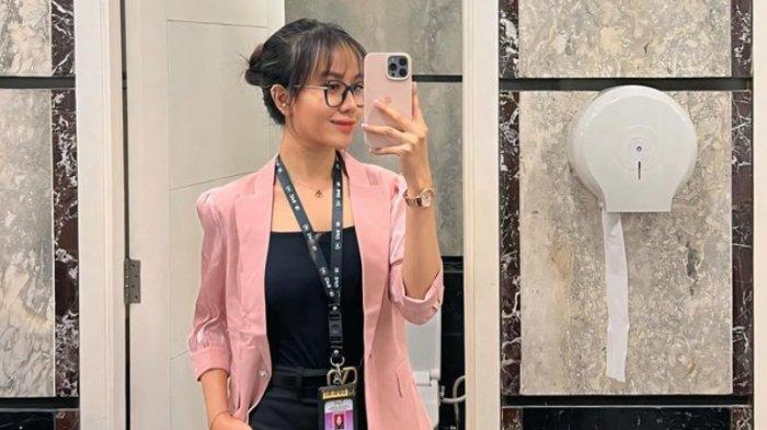 Potret selfie Mayang Lucyana Fitri di Gedung DPR RI.