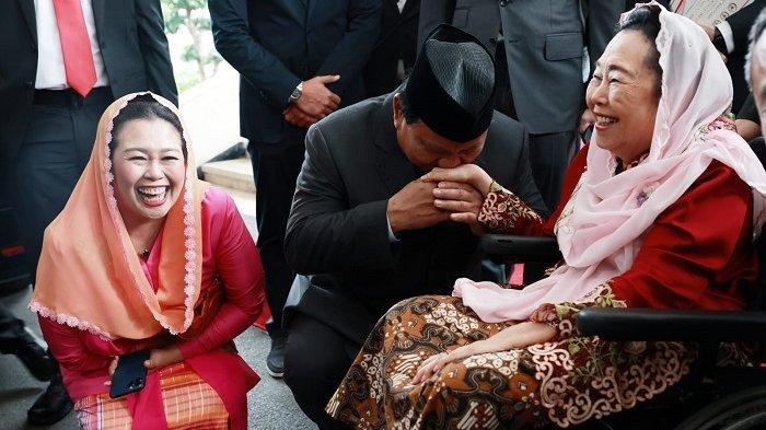 Prabowo Subianto mencium tangan istri Presiden RI ke-4 Abdurrahman Wahid atau Gus Dur, Sinta Nuriyah Wahid usai acara Sidang Tahunan MPR RI di Gedung Kura-Kura, Senayan, Jakarta, Rabu (16/7/2023).