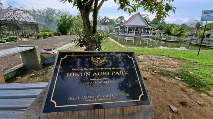 PRASASTI - -Prasasti peresmian yang dipasang di dalam area Taman Edukasi Pertanian Hikun Agri Park Kabupaten Tabalong, Rabu (4/6/2025).