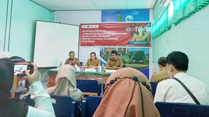 Presentasi dari Dinas Kesehatan Kabupaten Kapuas pada kegiatan Pelatihan Persiapan Layanan dan Penyegaran Tata Laksana TBC RO di RSUD dr H Soemarno Sosroatmodjo, Selasa (31/10/2023).