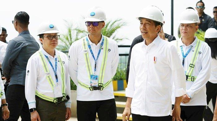Presiden Republik Indonesia Joko Widodo (dua dari kanan) bersama Direktur Utama PLN Darmawan Prasodjo (dua dari kiri), CEO Kompas Gramedia Lilik Oetama (kanan), dan Pemimpin Redaksi Harian Kompas Sutta Dharmasaputra (kiri) saat meninjau lokasi pembangunan Istana Presiden di Kawasan Inti Pusat Pemerintahan, Ibu Kota Nusantara, Kamis (2/11/2023).