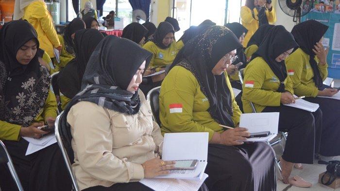 Prodi Statistika FMIPA ULM melakukan pelatihan kader posyandu dan PKK di Aula kecamatan Mataraman, Kabupaten Banjar.