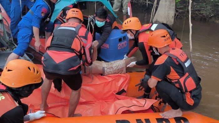 Proses evakuasi Muhammad Kholid (25), Anak Buah Kapal atau ABK FC Ratu Giok Mini KSA. Korban tenggelam di Sungai Bartio, Kalteng, Sabtu (29/6/2024).