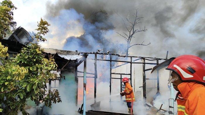 Proses pemadaman bangunan barak 5 pintu milik Yayasan Pendidikan Agama Anidda Qolbu, Kota Sampit, Rabu (29/5/2024).
