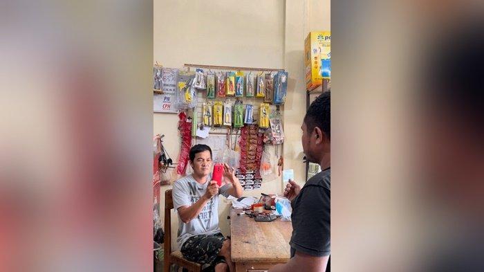 Proses penebusan pupuk bersubsidi dari PT Pupuk Indonesia (Persero) di kios resmi.