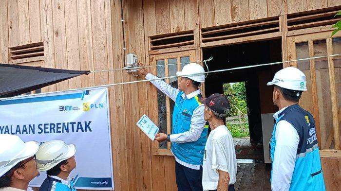 Proses pengisian token listrik untuk penerima manfaat program Light Up The Dream oleh Manager Unit Pelayanan Pelanggan Kuala Pembuang Haji Haris yang disaksikan oleh Manager UP3 Palangka Raya Presly Silaen, di Kabupaten Kuala Pembuang, Kalimantan Tengah.