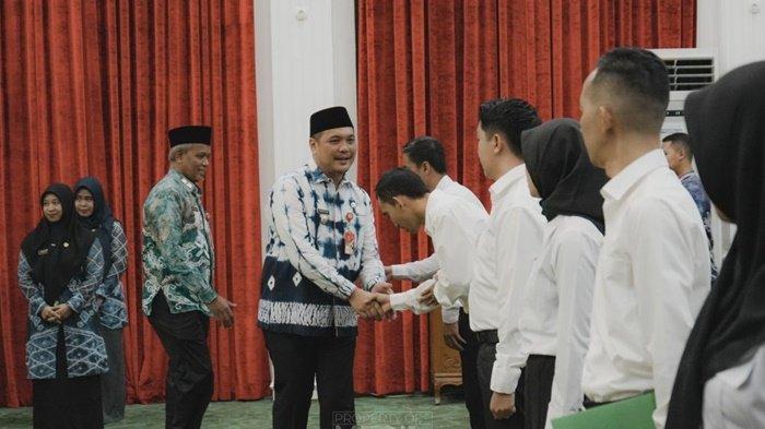 Prosesi pelantikan 16 PPPK jabatan fungsional teknis dan guru, oleh Wali Kota Banjarbaru, Aditya Mufti Ariffin.
 