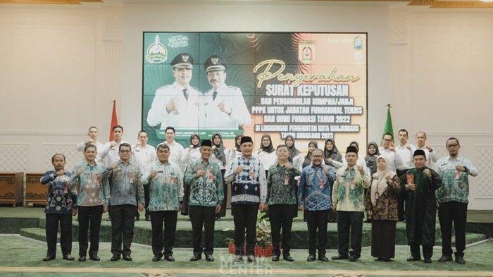 Usai Prosesi pelantikan, 16 PPPK jabatan fungsional teknis dan guru foto bareng Wali Kota Banjarbaru, Aditya Mufti Ariffin.
 