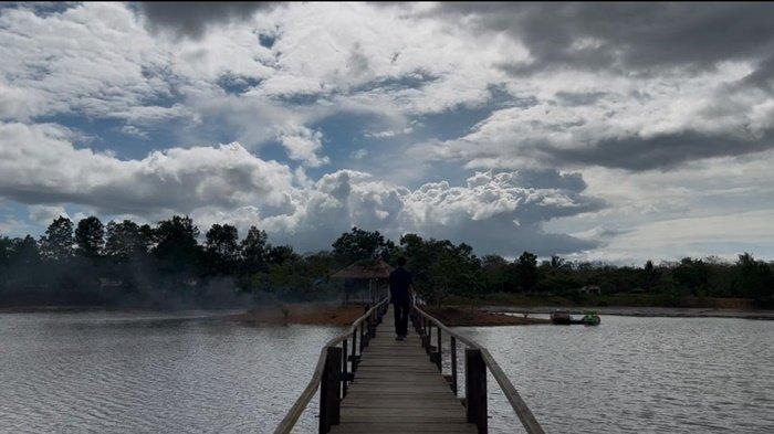 Pulau di tengah embung objek Wisata Watu Tanjung, di Desa Sumber Wangi, Kecamatan Karang Bintang, Kabupaten Tanahbumbu.
