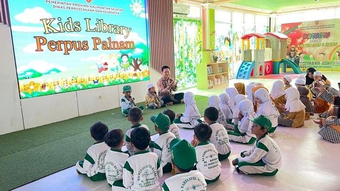 Puluhan murid PAUD Tahfizh Al Faroq  dan RA Nahdatul Ulama Al Amanah Banjarmasin mengunjungi perpustakaan Palnam.