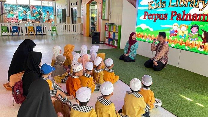 Puluhan murid PAUD Tahfizh Al Faroq  dan RA Nahdatul Ulama Al Amanah Banjarmasin mengunjungi perpustakaan Palnam.