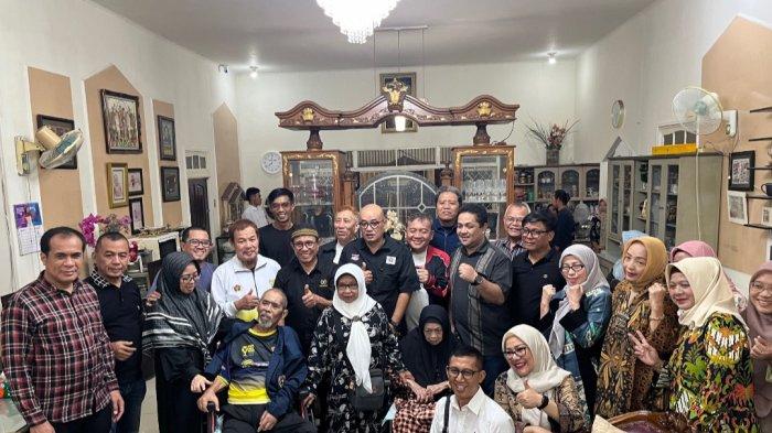 Foto bersama Pengurus PWI Pusat bersama tokoh pers banua, HG (P) Rusdi Effendi AR, di kediamannya pada Sabtu (24/8/2024) malam.