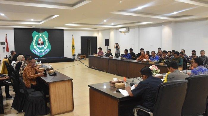 RAKOR - Rapat Koordinasi Tim Dukungan Elemen Satuan Kerja (DESK) Pilkada Kabupaten Kapuas Tahun 2024, bertempat di Aula Rapat Rujab Bupati Kapuas, Jumat (25/10/2024