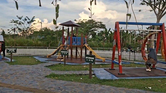 RAMAH ANAK-Taman Ramah Anak di Jalan Kenanga, Landasan Ulin, Banjarbaru. Tersedia Wahana bermain seperti ayunan, perosotan, bangku ayun, gantungan, hingga tempat permainan tradisional engklek. Wisata Kalsel: Taman Ramah Anak Eks Lokalisasi Pembatuan Dilengka[i Perosotan Hingga Ruang Laktasi.