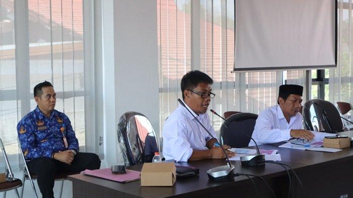 RAPAT kerja Komisi III DPRD Tala dengan Diskopdag Tala membahas pembangunan pabrik pengolah karet, Senin (2/10).