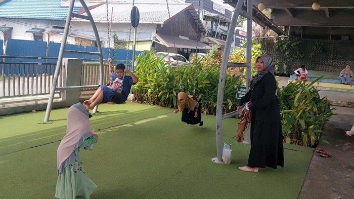 Ruang Publik Terpadu Ramah Anak (RPTRA) Banua Anyar, Banjarmasin, menjadi destinasi bersantai dan bermain bagi keluarga yang punya anak bocah.