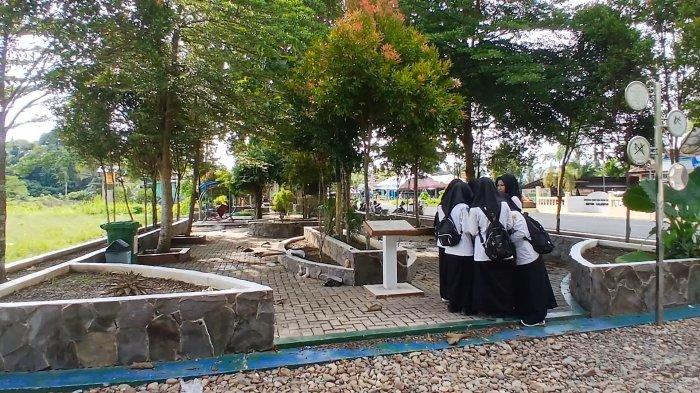 PENGUNJUNG BERDATANGAN - Di RTH dan taman bermain anak Datu Durabu Kalumpang tidak hanya bersantai, tapi bisa dijadikan lokasi spot berfoto. 